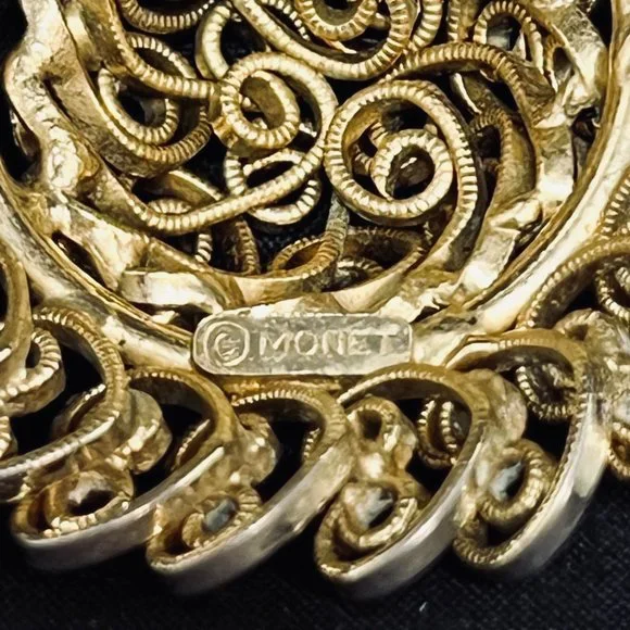 Vintage Monet Gold Tone Open Work Hat Shaped Brooch (5008) - Picture 4 of 5